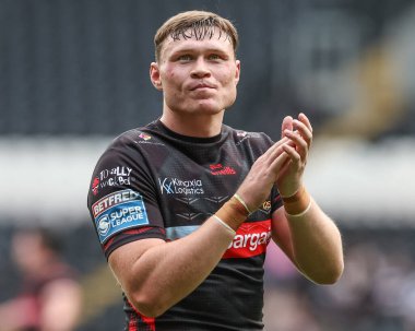 St. Helens takımından Ben Davies, 3 Ağustos 2024 'te MKM Stadyumu' nda oynanan 20. Betfred Süper Lig karşılaşmasında seyircileri alkışlıyor.