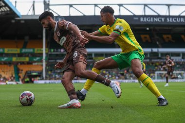 St Pauli 'den Elias Saad Norwich City' den Jaden Warner, Norwich City 'nin 3 Ağustos 2024' te Carrow Road, Norwich, İngiltere 'de St. Pauli' ye karşı oynadığı ön sezon dostluk maçı sırasında baskı altında kaldı.