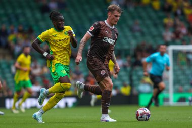 St Pauli 'den Eric Smith Norwich City' den Jonathan Rowe tarafından Norwich City 'nin Norwich Road, Norwich, İngiltere' de 3 Ağustos 2024 'te St. Pauli' ye karşı oynadığı ön sezon dostluk maçı sırasında baskı altına alındı.