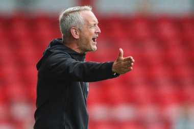 Blackpool 'un Neil Critchley teknik direktörü, 3 Ağustos 2024' te Alexandra Stadyumu 'nda oynanan Crewe Alexandra-Blackpool maçında oyuncularına talimat veriyor.