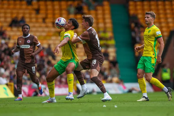 Norwich City 'den Ben Chrisene, Norwich Road, Norwich, İngiltere' de 3 Ağustos 2024 'te oynanan sezon öncesi dostluk maçı sırasında St Pauli' den Scott Banks tarafından baskı altına alındı.