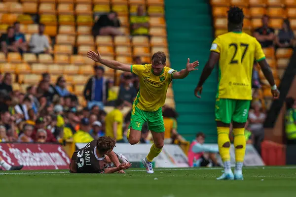 St Pauli 'li Philipp Treu, Norwich City' nin 3 Ağustos 2024 'te Carrow Road, Norwich, İngiltere' de oynadığı Norwich City-St. Pauli maçında Norwich City 'li Jack Stacey' e faul yaptı.