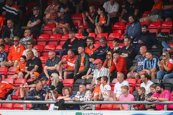 Blackpool taraftarları 3 Ağustos 2024 'te Alexandra Stadyumu' nda oynanan Crewe Alexandra-Blackpool maçında