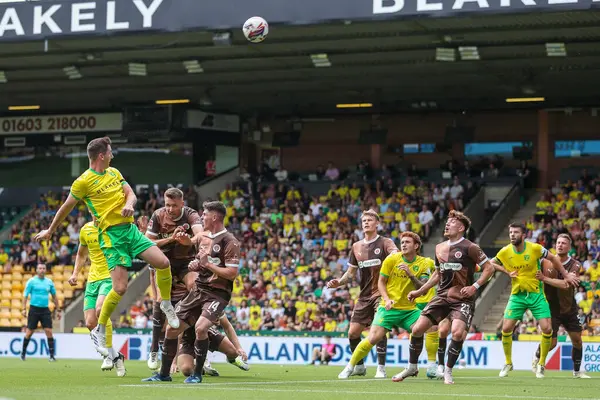 Norwich City 'den Kenny McLean, Norwich City' nin 3 Ağustos 2024 'te Carrow Road, Norwich Road' da St. Pauli 'ye karşı oynadığı ön sezon dostluk maçında topa liderlik ediyor.