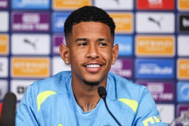 Savinho, 4 Ağustos 2024 'te Etihad Stadyumu' nda düzenlenen basın toplantısında Manchester City 'nin yeni imzası atıldı.