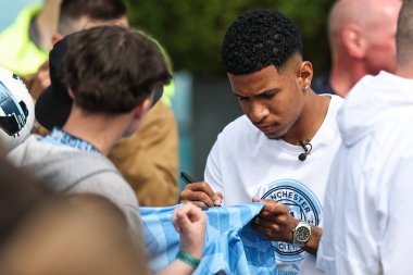 Yeni Manchester City imzası, Etihad Stadyumu, Manchester 'da 4 Ağustos 2024' te destekçilere ve imza günlerine sunuldu.
