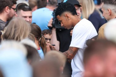 Yeni Manchester City imzası, Etihad Stadyumu, Manchester 'da 4 Ağustos 2024' te destekçilere ve imza günlerine sunuldu.