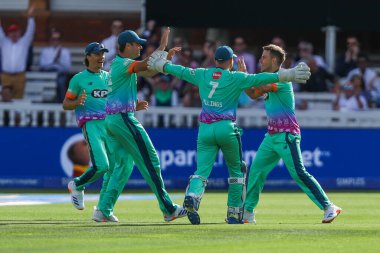Oval Invincibles takımından Sam Curran, Londra Ruh Adamları ve Oval Invincibles maçında takım arkadaşlarıyla 4 Ağustos 2024 'te Londra, Londra, İngiltere' de yaptığı hat-trick 'i kutluyor.