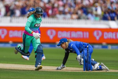 Londra Spirit 'ten Georgia Redmayne, Londra Ruh Kadınları' nın 4 Ağustos 2024 'te Lords, Londra, İngiltere' de Oval Yenilmez Kadınlara karşı oynadığı 100 maçta berabere kaldı.