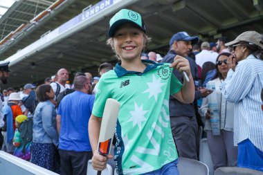 Oval Invincibles taraftarları, takımların 4 Ağustos 2024 'te Londra' da oynanan Yüz Ruh Adamları - Oval Yenilmezler maçı sonrasında kazandığı zaferi kutluyorlar.