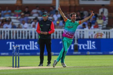 Oval Invincibles takımından Nathan Sowter, Londra 'nın Ruhu Ollie Pope' un Lords, Londra, İngiltere 'de 4 Ağustos 2024' te Oval Invincibles 'a karşı oynadığı 100 maçta görevden alınmasını kutluyor.