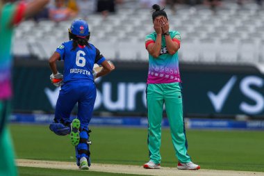 Oval Invincibles 'dan Marizanne Kapp, 4 Ağustos 2024' te Londra 'da oynanan 100 maçta tepki gösterdi.