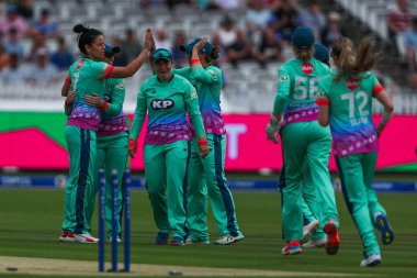 Oval Invincibles takımından Marizanne Kapp, Londra Spirit takımından Meg Lanning 'in Londra' lı Yüz Ruh Kadına karşı Oval Yenilmez Kadınlar 'a karşı 4 Ağustos 2024' teki Lordlar Kamarası 'nda oynadığı maçın kasvetli geçişini kutluyor.