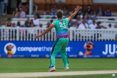 Oval Invincibles 'dan Spencer Johnson, Londra Ruh Adamları' nın 4 Ağustos 2024 'te Londra, Londra' da Oval Invincibles 'a karşı oynadığı 100 maçında kale için başvurdu.