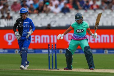 Londra Spirit 'ten Georgia Redmayne kaleyi şaşırtıyor, ancak Oval Invincibles' dan Alice Capsey, Londra Ruhani Kadınlarına karşı Oval Invincibles Kadınlara karşı 4 Ağustos 2024 'te oynanan 100 maçta hala oynuyor.