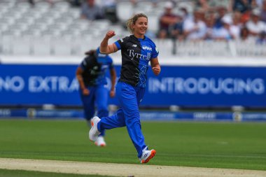 Londra Spirit 'ten Eva Gray, Oval Invincible' dan Lauren Winfield-Hill 'in 