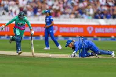 Londra Spirit 'ten Georgia Redmayne, Londra Ruh Kadınları' nın 4 Ağustos 2024 'te Lords, Londra, İngiltere' de Oval Yenilmez Kadınlara karşı oynadığı 100 maçta berabere kaldı.