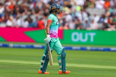 Oval Invincibles takımından Marizanne Kapp, Londra 'daki Yüz Ruh, Oval Yenilmez Kadınlar' a karşı 4 Ağustos 2024 'te oynanan maçta görevden alındıktan sonra üzgün görünüyor.