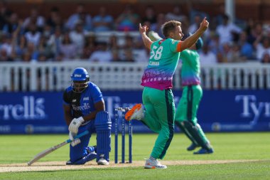 Oval Invincibles takımından Sam Curran, Londra Ruh Adamları 'nın 4 Ağustos 2024' te Londra, Londra 'da Oval Invincibles' e karşı oynadığı 100 maçında hat-trick topunu kutluyor.