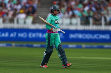 Oval Invincibles takımından Lauren Winfield-Hill, Londra 'daki Yüz Ruh Kadına Karşı Oval Yenilmez Kadınlar maçında görevden alınmasının ardından üzgün görünüyor.