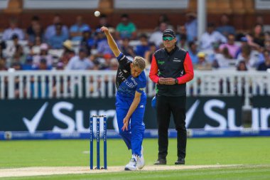 Londralı Olly Stone, The Hundred maçında Londra Ruh Adamları, Londra, İngiltere 'de Oval Yenilmezler' e karşı 4 Ağustos 2024