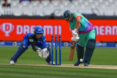 Oval Invincibles takımından Alice Capsey, Londra 'daki Yüz Ruhani Kadın Oval Invincibles' a karşı 4 Ağustos 2024 'te oynanan maçta topa dört koşu vuruyor.