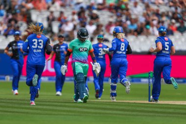 Oval Invincibles takımından Chamari Athapaththu, Londra 'daki Yüz Ruh Kadına Karşı Oval Yenilmez Kadınlar maçında görevden alınmasının ardından üzgün görünüyor.