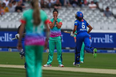 Oval Invincibles 'dan Marizanne Kapp, 4 Ağustos 2024' te Londra 'da oynanan 100 maçta tepki gösterdi.