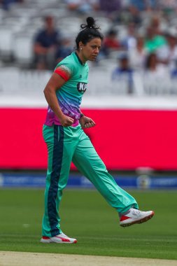 Oval Invincibles takımından Marizanne Kapp, Londra Spirit takımından Gürcistan Redmayne 'in Londra' daki Yüz Ruh Kadına Karşı Oval Yenilmez Kadınlar maçında 4 Ağustos 2024 'te Londra, Londra, İngiltere' de yaptığı kasvetli karşılaşmayı kutluyor.