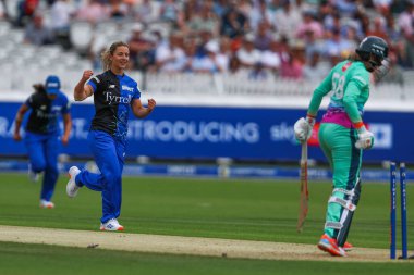 Londra Spirit 'ten Eva Gray, Oval Invincible' dan Lauren Winfield-Hill 'in 