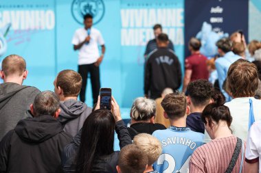 Savinho, yeni Manchester City imzası Etihad Stadyumu, Manchester, İngiltere 'de 4 Ağustos 2024' te adını tişörtlerin arkasına yazdıran destekçilere tanıtıldı.
