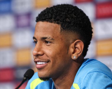 Savinho, 4 Ağustos 2024 'te Etihad Stadyumu' nda düzenlenen basın toplantısında Manchester City 'nin yeni imzası atıldı.