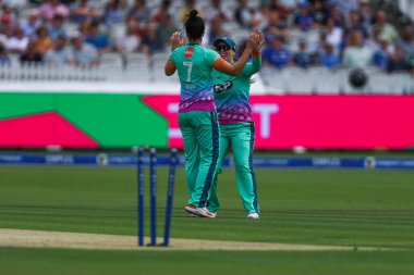 Oval Invincibles takımından Marizanne Kapp, Londra Spirit takımından Cordelia Griffith 'in Lords, Londra, İngiltere, 4 Ağustos 2024' te Oval Invincibles Women 'a karşı oynadığı 100 kişilik maçta elenmesini takım arkadaşlarıyla kutluyor.