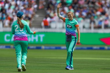 Oval Invincibles takımından Sophia Smale, Londra Spirit takımından Danielle Gibson 'ın Lords, Londra, İngiltere' de 4 Ağustos 2024 'te oynanan Yüz Ruh Kadına Karşı Oval Yenilmez Kadınlar maçında görevden alınmasını kutluyor.