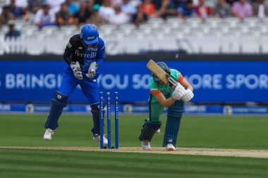 Oval Invincibles 'dan Mady Villiers, Londra Spirit' ten Charlie Dean 'in Londra' daki Yüz Ruh Kadına karşı Oval Yenilmez Kadınlar maçı sırasında 4 Ağustos 2024 'te Londra, Londra, İngiltere' de şaşkına döndü.