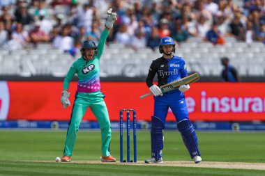 Oval Invincibles takımından Lauren Winfield-Hill, Londra Ruh Kadınlarına karşı Lords, Londra, İngiltere 'de 4 Ağustos 2024' te oynanan Oval Yenilmez Kadınlar maçında kale istiyor.