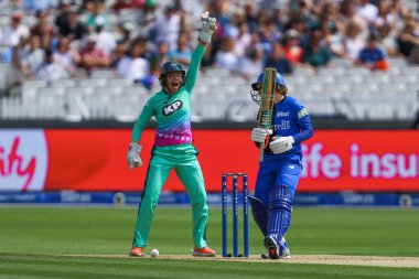 Oval Invincibles takımından Lauren Winfield-Hill, Londra Ruh Kadınlarına karşı Lords, Londra, İngiltere 'de 4 Ağustos 2024' te oynanan Oval Yenilmez Kadınlar maçında kale istiyor.