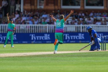 Oval Invincibles takımından Sam Curran, Londra Ruh Adamları 'nın 4 Ağustos 2024' te Londra, Londra 'da Oval Invincibles' e karşı oynadığı 100 maçında hat-trick topunu kutluyor.