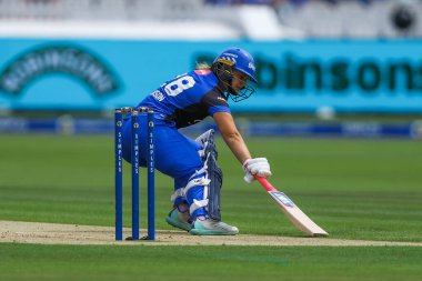 Danielle Gibson, Londra Ruh Kadınlarına karşı Londra, Londra, İngiltere 'de 4 Ağustos 2024' te oynanan Oval Yenilmez Kadınlar maçında kırışıklığa uzandı.