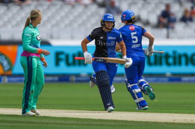 London Spirit 'ten Danielle Gibson ve Heather Knight, The Hundred maçında Londra Spirit' e karşı Oval Invincibles Women, Lords, Londra, İngiltere 'de, 4 Ağustos 2024