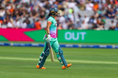 Oval Invincibles takımından Marizanne Kapp, Londra 'daki Yüz Ruh, Oval Yenilmez Kadınlar' a karşı 4 Ağustos 2024 'te oynanan maçta görevden alındıktan sonra üzgün görünüyor.