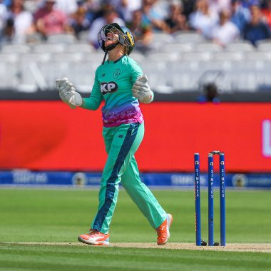 Oval Invincibles takımından Lauren Winfield-Hill, Londra Ruh Kadınlarına karşı Lords, Londra, İngiltere 'de 4 Ağustos 2024' te oynanan Oval Yenilmez Kadınlar maçında kaleyi kutluyor.