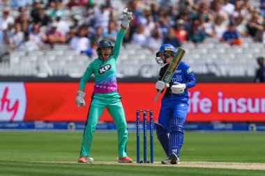 Oval Invincibles takımından Lauren Winfield-Hill, Londra Ruh Kadınlarına karşı Lords, Londra, İngiltere 'de 4 Ağustos 2024' te oynanan Oval Yenilmez Kadınlar maçında kale istiyor.