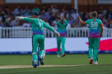 Oval Invincibles takımından Sam Billings, Londra Ruh Adamları 'nın 4 Ağustos 2024' te Londra, Londra 'da Oval Invincibles' a karşı oynadığı 100 maçta takım talimatlarını veriyor.