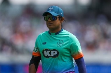 Oval Yenilmezler 'den Chamari Athapaththu, Londra Ruhani Kadınlara karşı Lords, Londra, Birleşik Krallık' ta 4 Ağustos 2024 'te oynanan 100 maçta görülüyor.