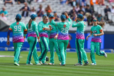 Oval Invincibles, Londra 'nın Ruhu Danielle Gibson' ın Londra 'nın Yüzlerce Ruhani Kadına Karşı Oval Yenilmez Kadınlara karşı 4 Ağustos 2024' te Londra, İngiltere 'de oynanan maçta görevden alınmasını kutluyor.