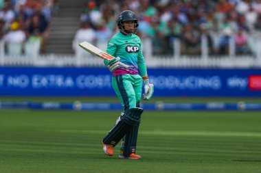 Oval Invincibles takımından Lauren Winfield-Hill, Londra 'daki Yüz Ruh Kadına Karşı Oval Yenilmez Kadınlar maçında görevden alınmasının ardından üzgün görünüyor.