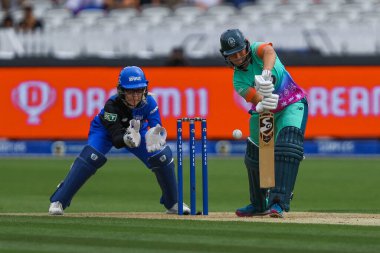 Oval Yenilmez Yarasalar 'dan Alice Capsey 100 maç boyunca Londra Ruh Kadınlarına karşı Oval Yenilmez Kadınlar Lordlar, Londra, Birleşik Krallık, 4 Ağustos 2024