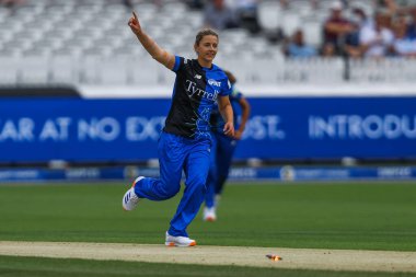 Londra Spirit 'ten Eva Gray, Lauren Winfield-Hill' in Oval Yenilmezler 'deki 100 kişilik maçta mağlup edilmesini kutluyor. Londra Ruh Kadına karşı Oval Yenilmez Kadınlar Lordlar, Londra, İngiltere' de, 4 Ağustos 2024