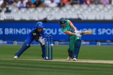 Oval Invincibles 'dan Mady Villiers, Londra Spirit' ten Charlie Dean 'in Londra' daki Yüz Ruh Kadına karşı Oval Yenilmez Kadınlar maçı sırasında 4 Ağustos 2024 'te Londra, Londra, İngiltere' de şaşkına döndü.